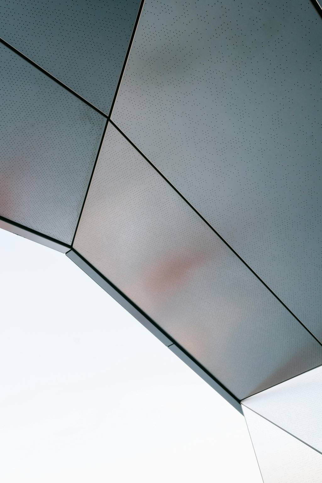 Comparatif des matériaux pour une plaque métallique durable en extérieur