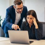 Définition du micromanagement : causes, signes et solutions pour mieux manager une équipe